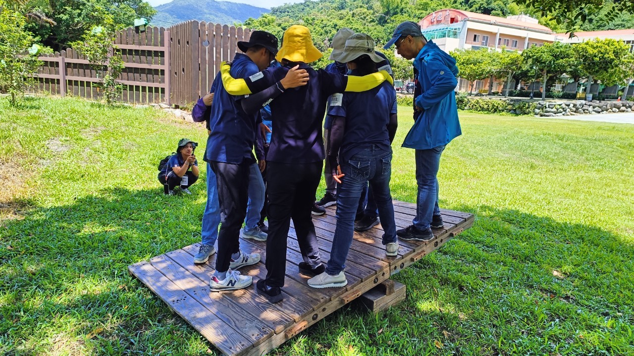 神鬼奇航Team Building：在戶外的大型翹翹版任務中，需要面對溝通與傳承的學習，進而提升團隊領導力。