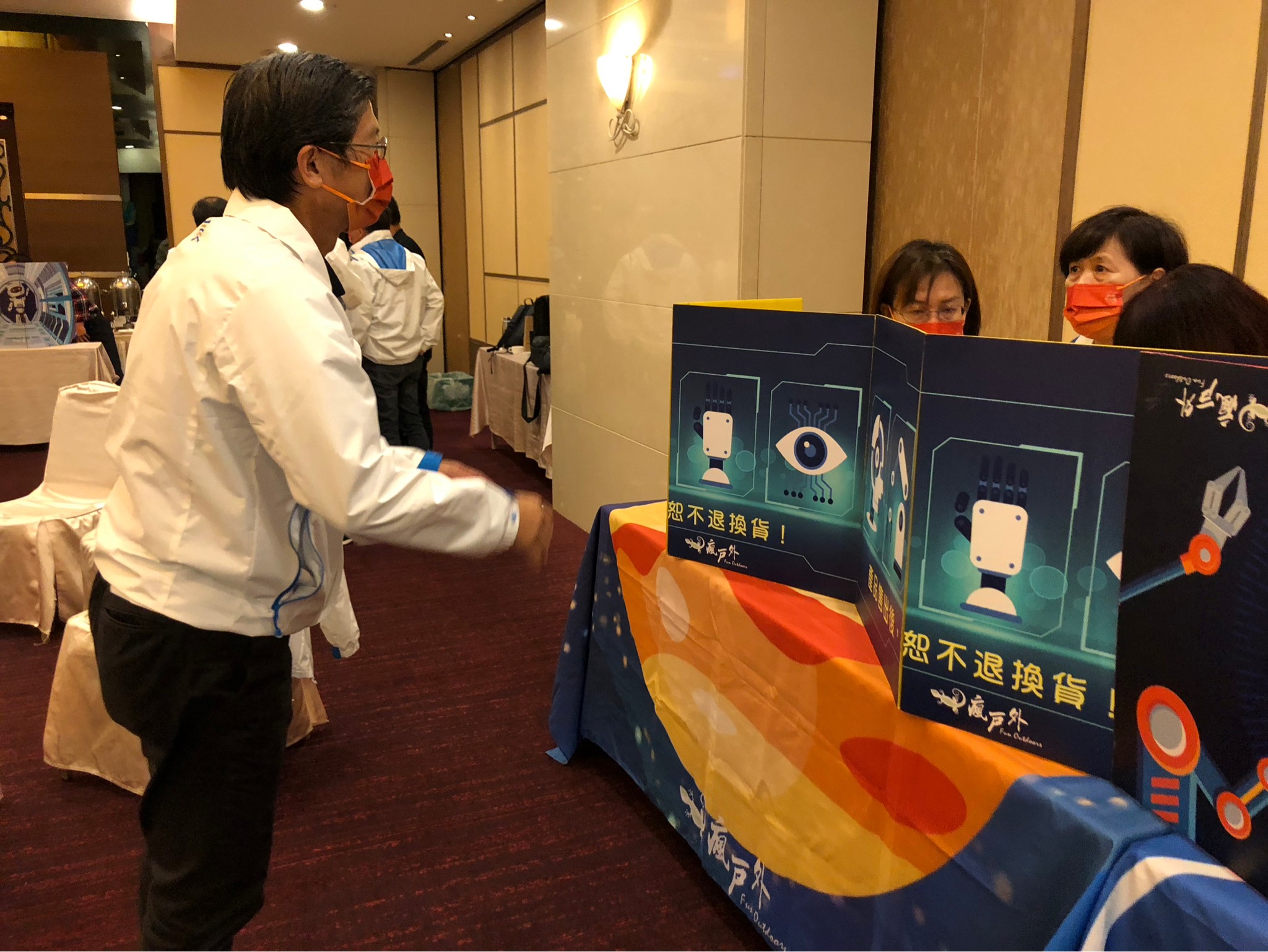 團隊成員參與各式各樣的團建活動，增強合作精神。