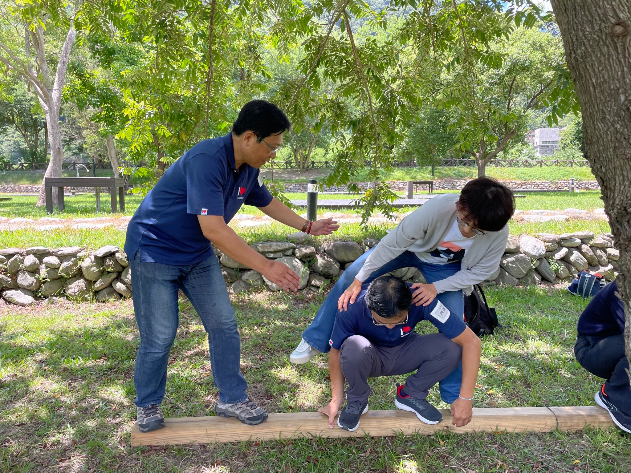神鬼奇航Team Building：戶外挑戰中的領導力提升，在低空獨木橋的任務中，夥伴如何交換位置又不能落地，透過溝通才能有效得成任務