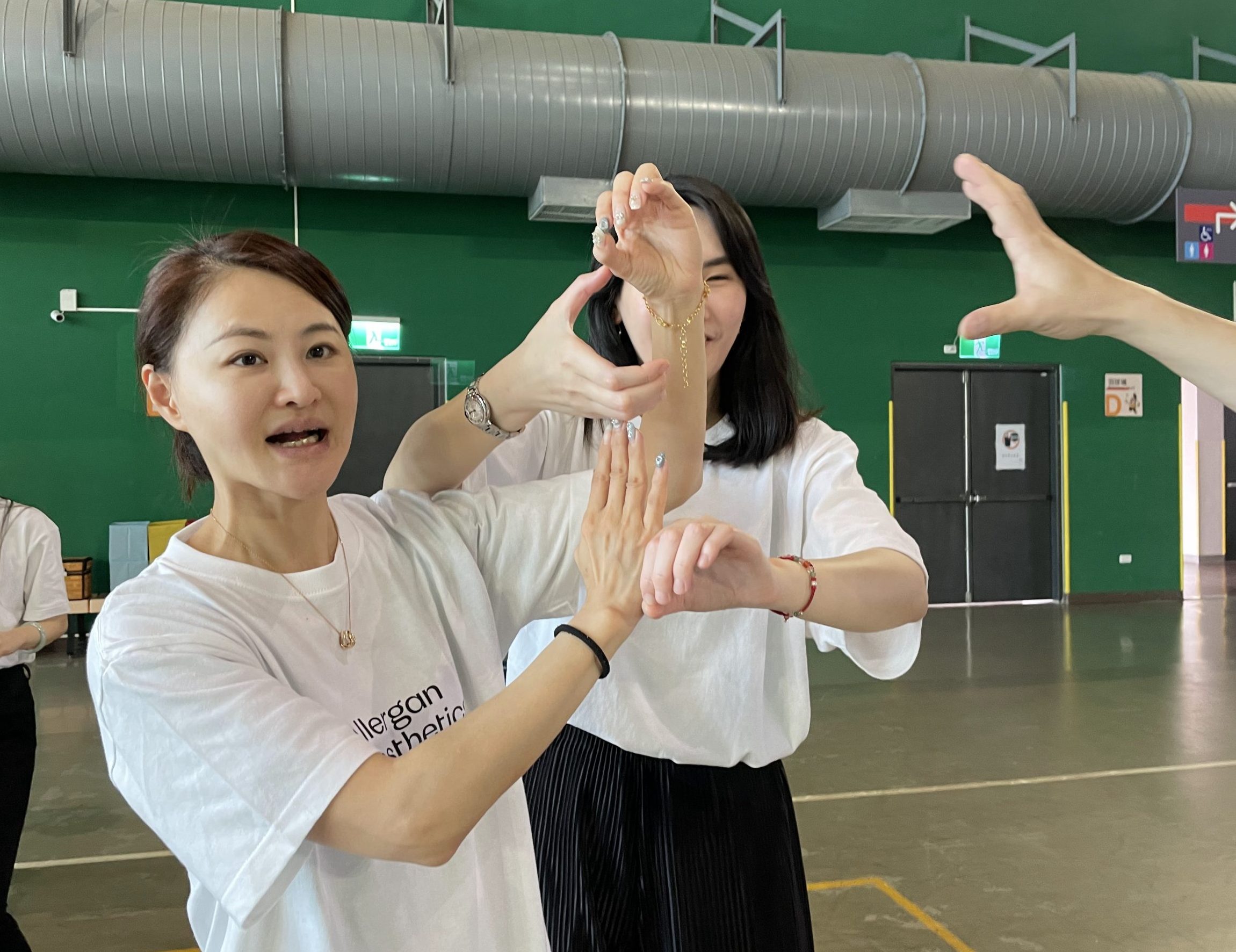 team building「建造後援奇兵」的任務中，各自負責不同的角色任務，不同組別共同整合資源、分享資訊，模擬跨部門協作情境，跳脫本位主義，從「我」走到「我們」。
