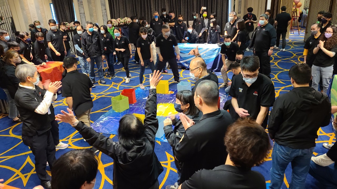 員工在活動中練習合作、溝通與資源整合，提升整體協作力，不同組別共同整合資源、分享資訊，模擬跨部門協作情境