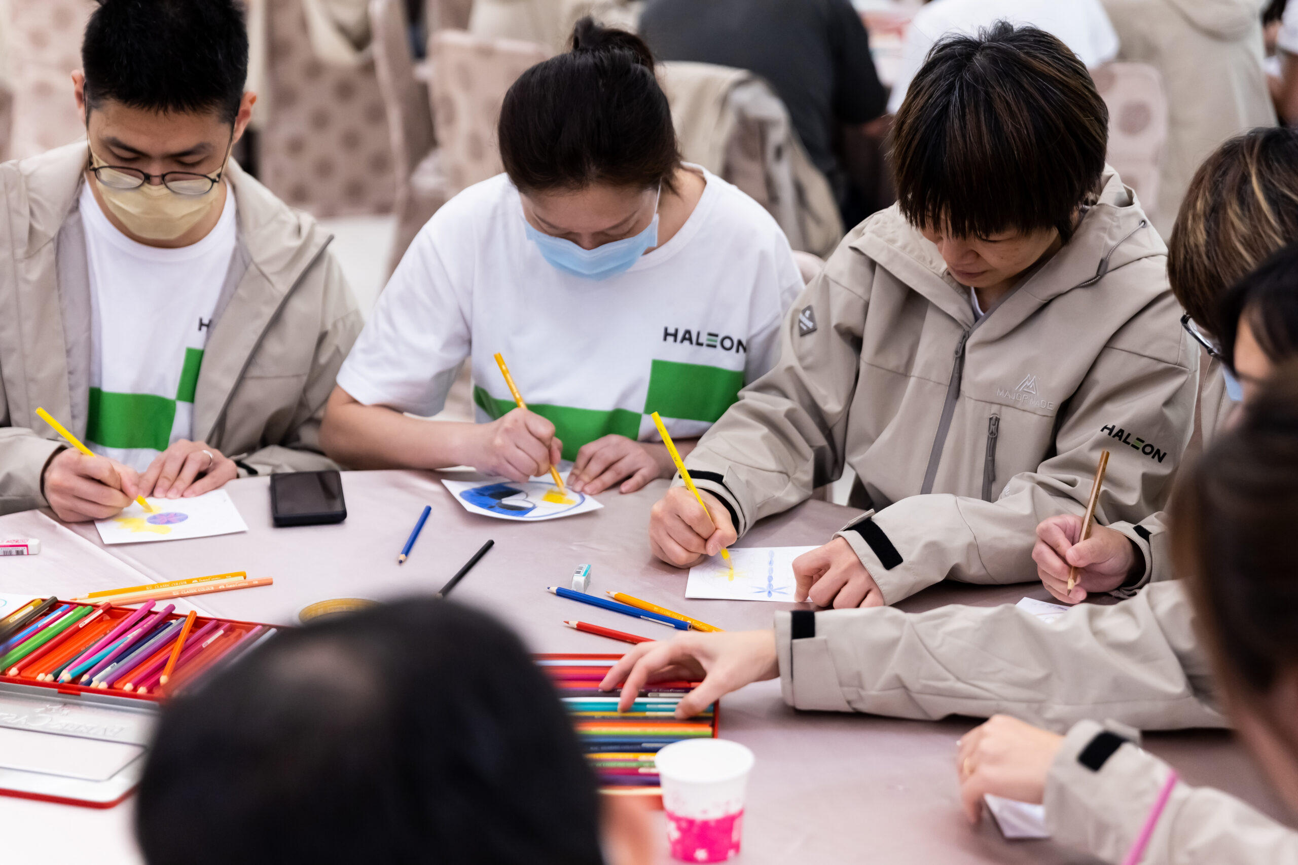 團隊拼畫藝術療癒體驗,員工在畫布中建立共識與團隊默契
