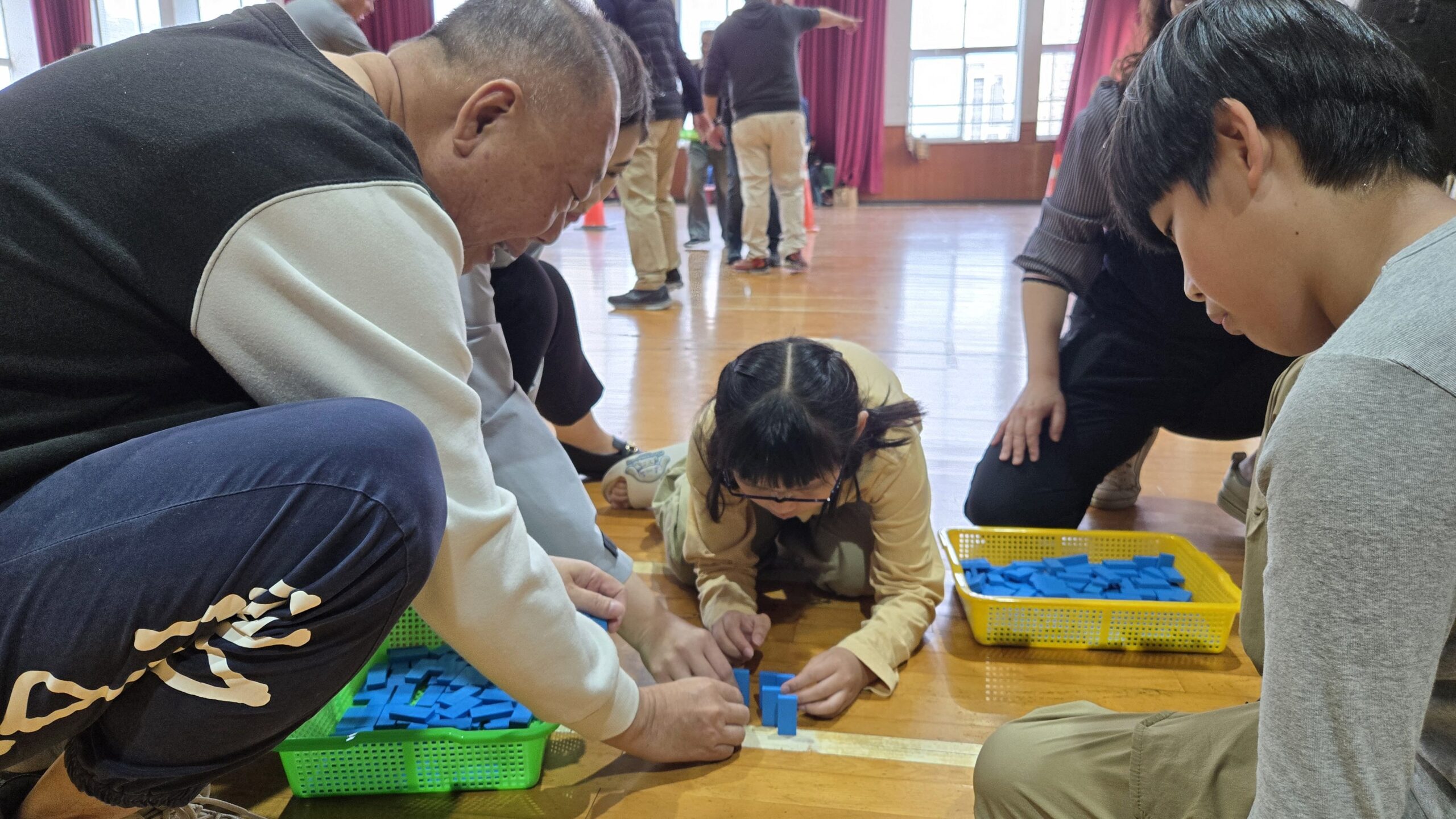 家庭日活動,孩子與父母一起參與骨牌 Team Building,享受親子共創的樂趣