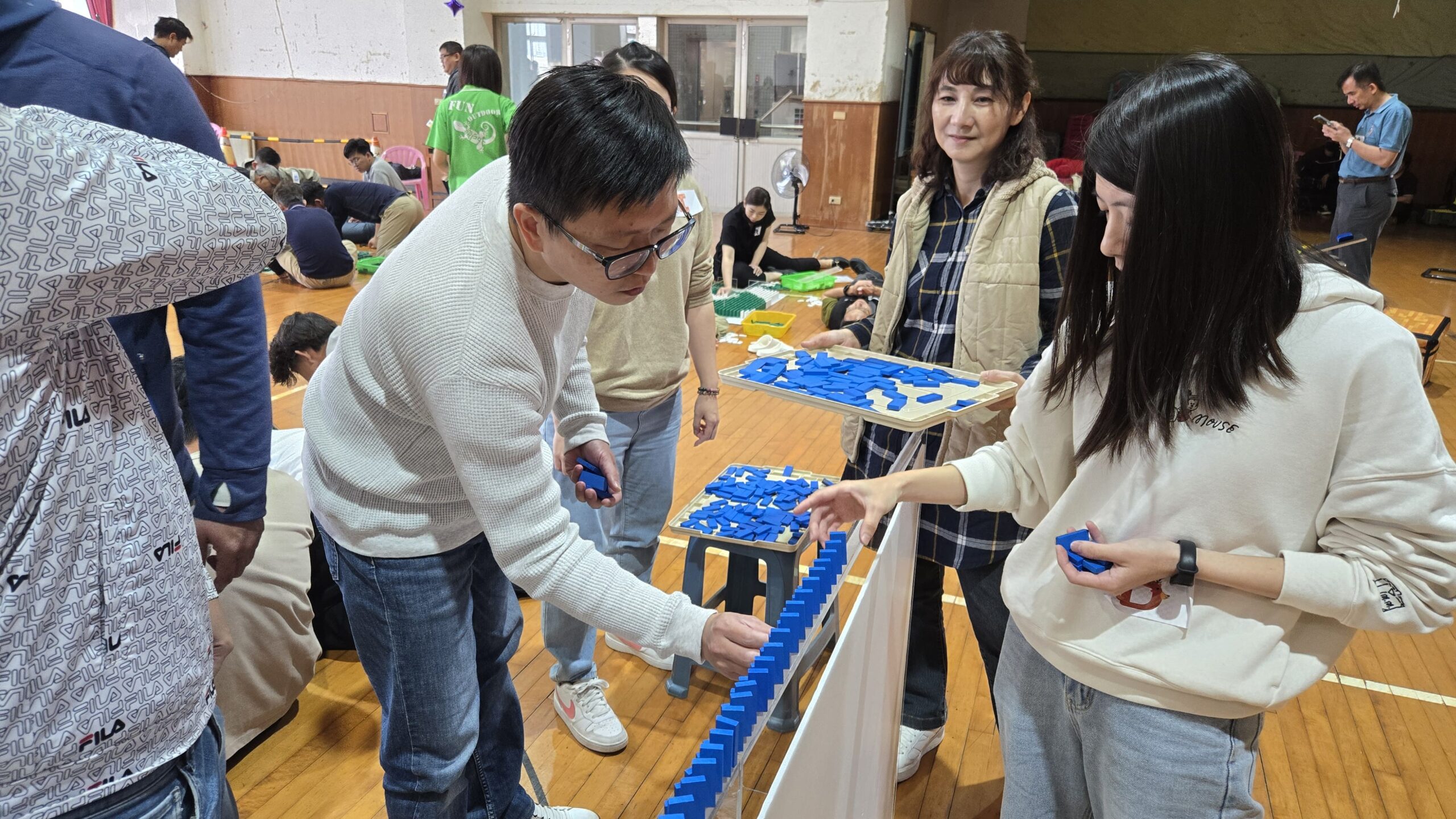 企業團隊在骨牌 Team Building 活動中合作設計骨牌路線,提升團隊溝通與協作能力