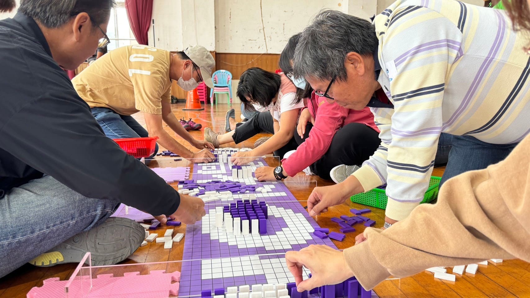 隆大營建團隊合作骨牌 Team Building,成員齊心協力排列骨牌
