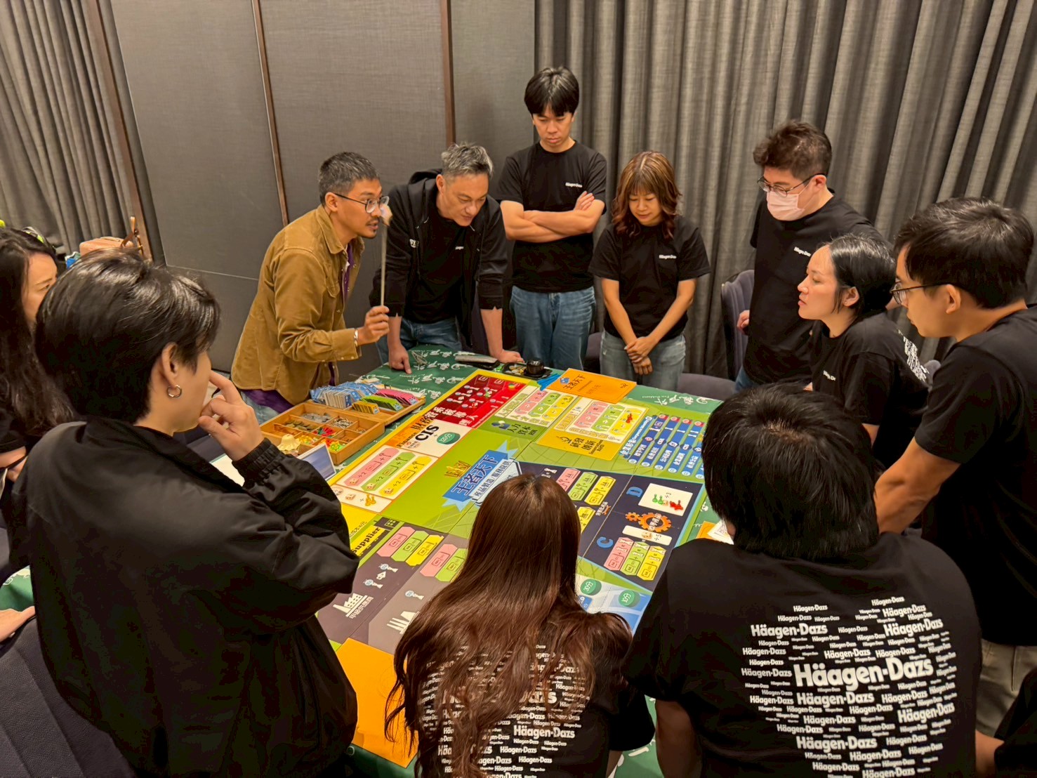 參與者在經營模擬桌遊中分析市場、資源分配與風險管理，是提升企業決策力的 T企業教育訓練案例