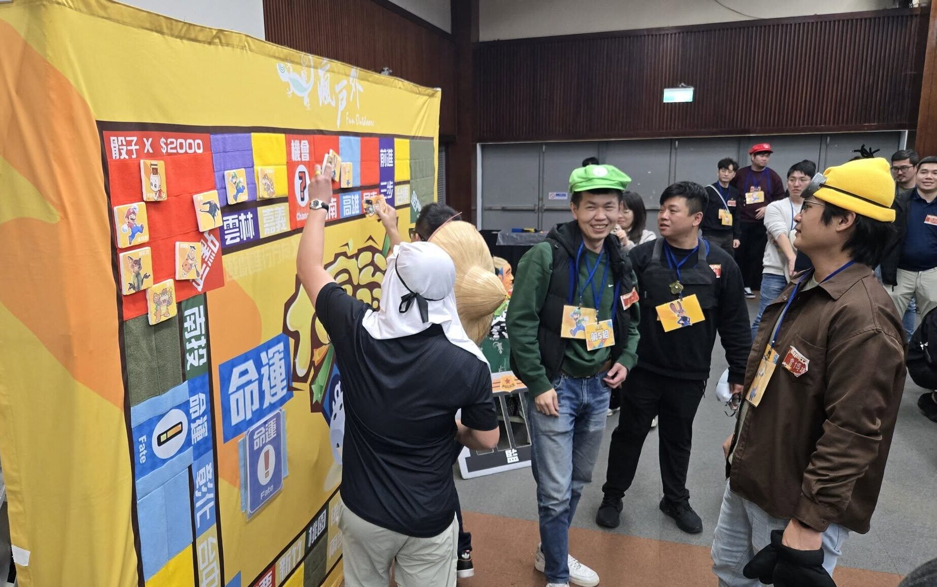 企業員工參與真人大富翁團隊活動，在大型遊戲地圖上進行任務挑戰與資源競賽