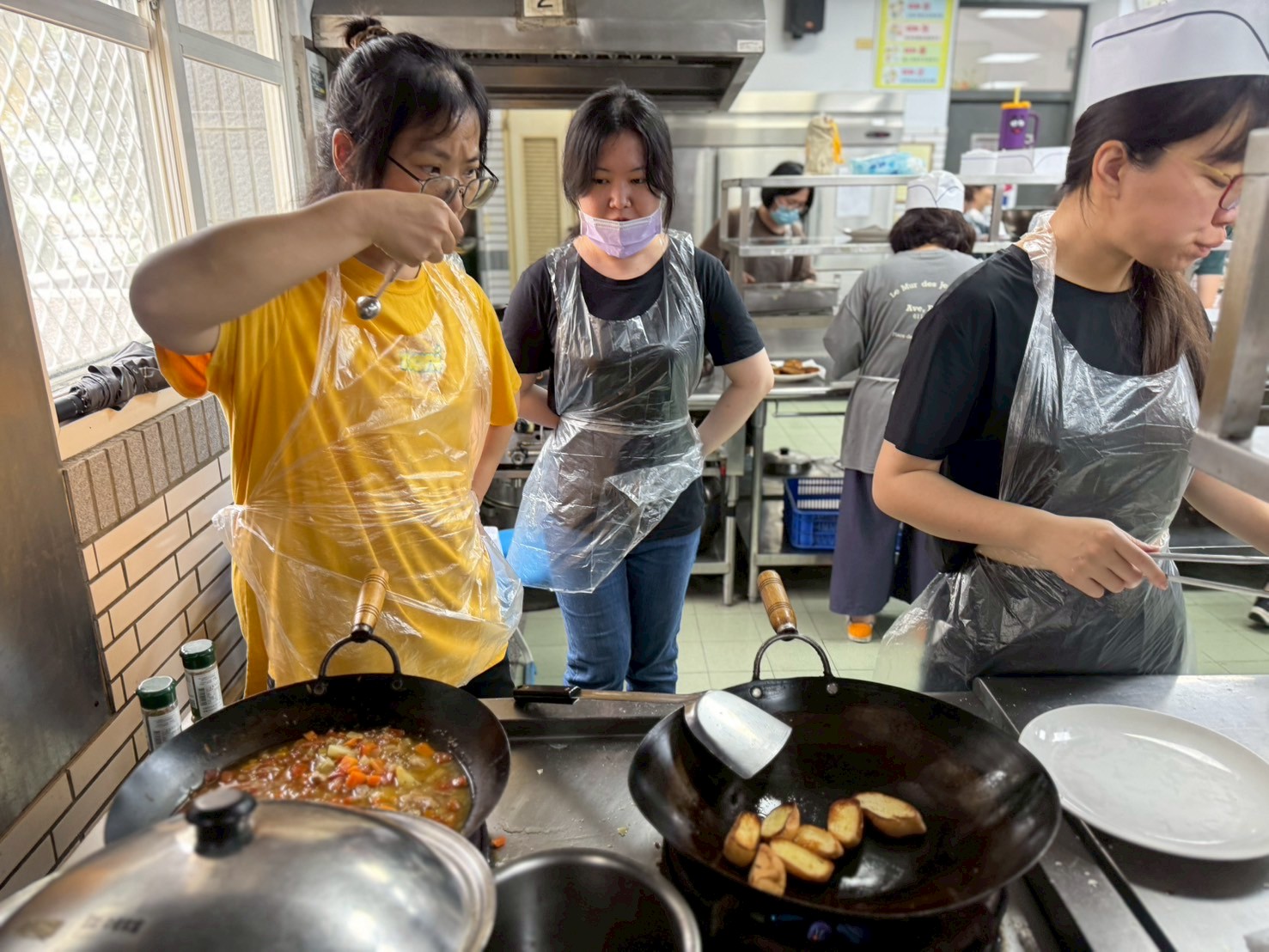 瘋戶外戰鬥廚房活動現場,學員正專注觀察鍋中料理與試味。