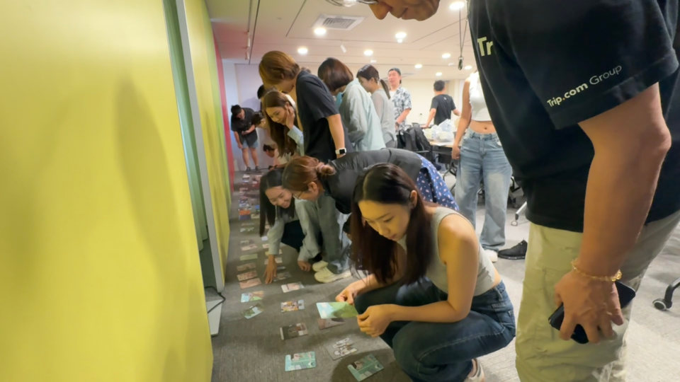 Trip.com Group 員工在瘋戶外講師引導下，於地毯上透過視覺化圖卡進行天賦特質的洞察與團隊共創互動。