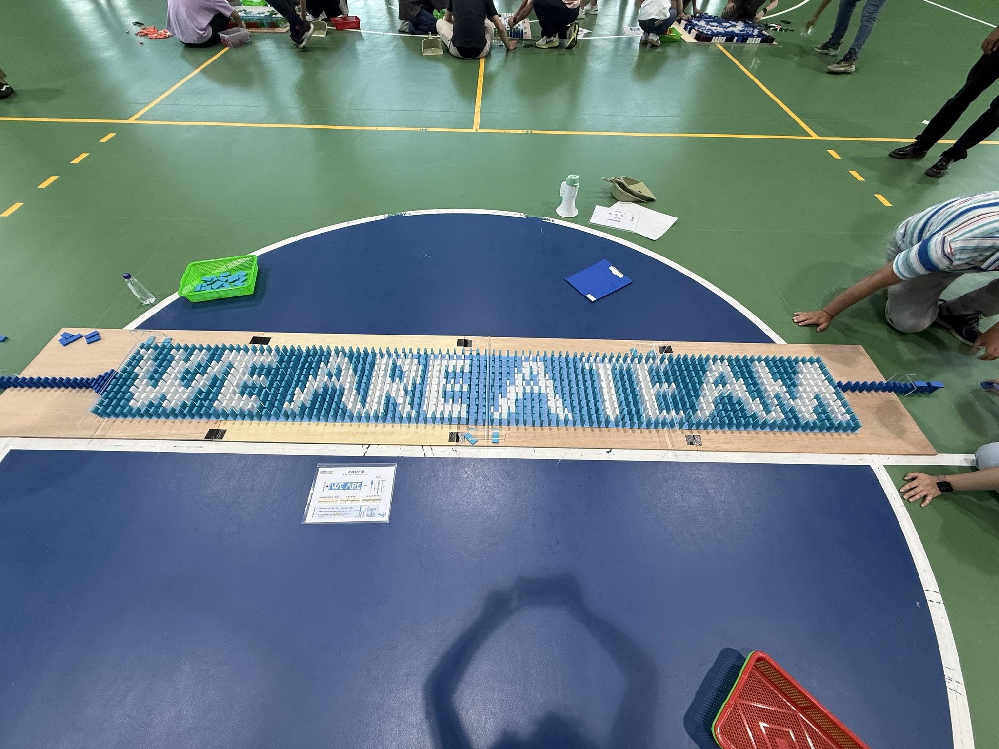 瑞昱半導體骨牌活動作品，以藍白色骨牌排列出「WE ARE A TEAM」文字。