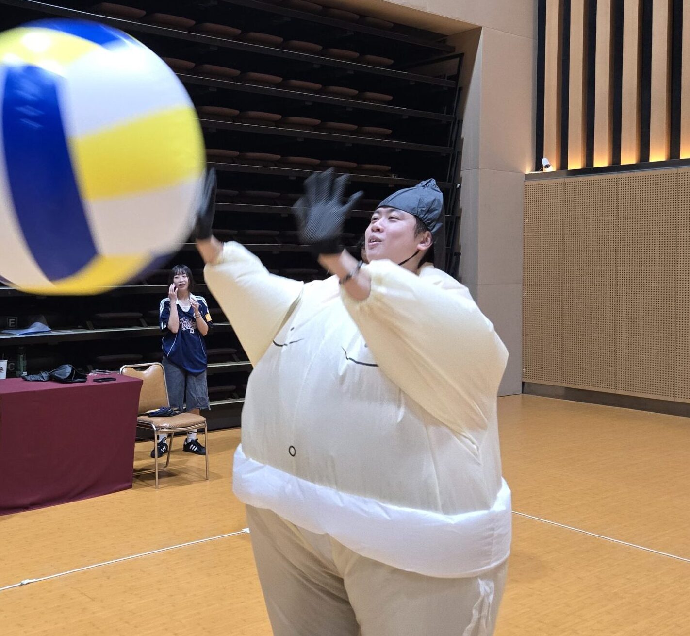 台灣阿迪達斯門市同仁在團隊大富翁運動日參與相撲排球活動
